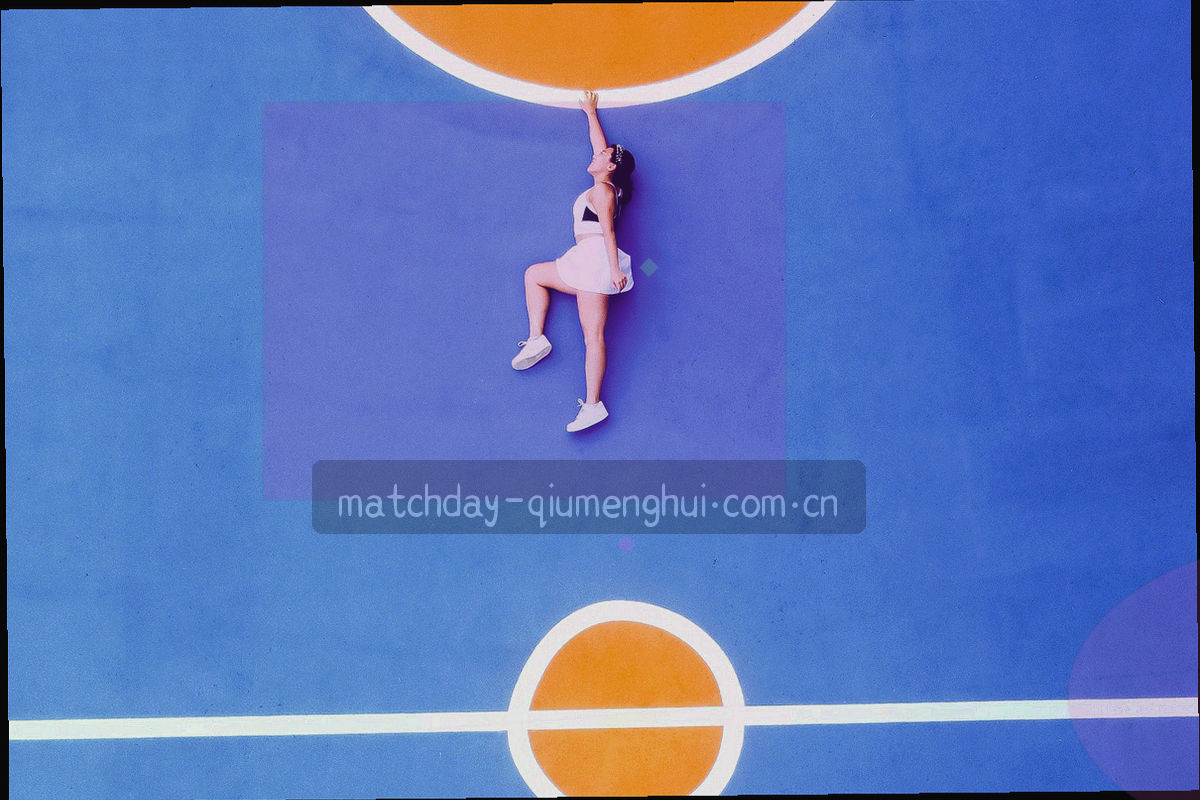 夜间球场边线附近的草皮纹理与白线，画面简洁