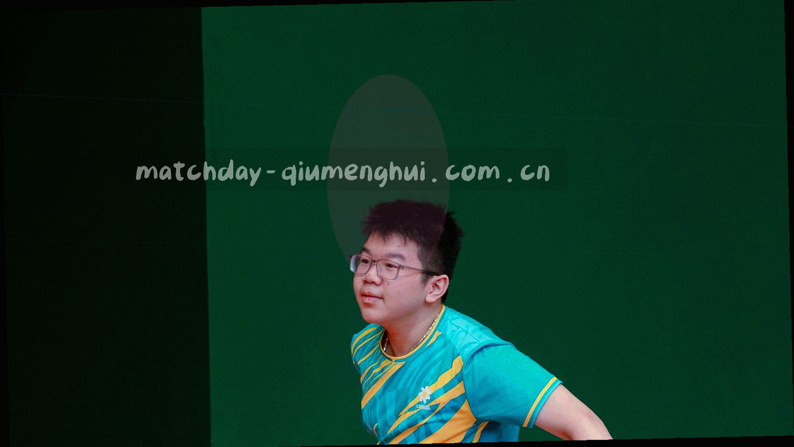 球场灯光亮起时的空看台与跑道，夜色中泛出暖光
